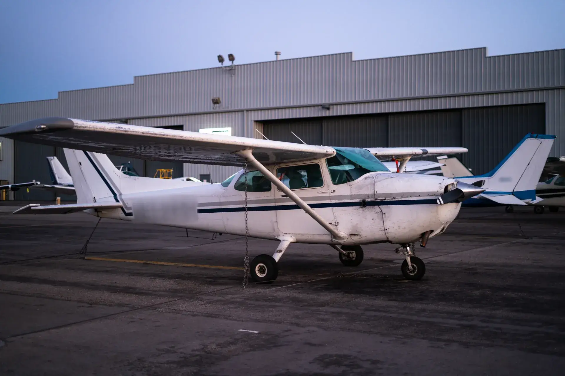 Side profile of a Cessna 172P