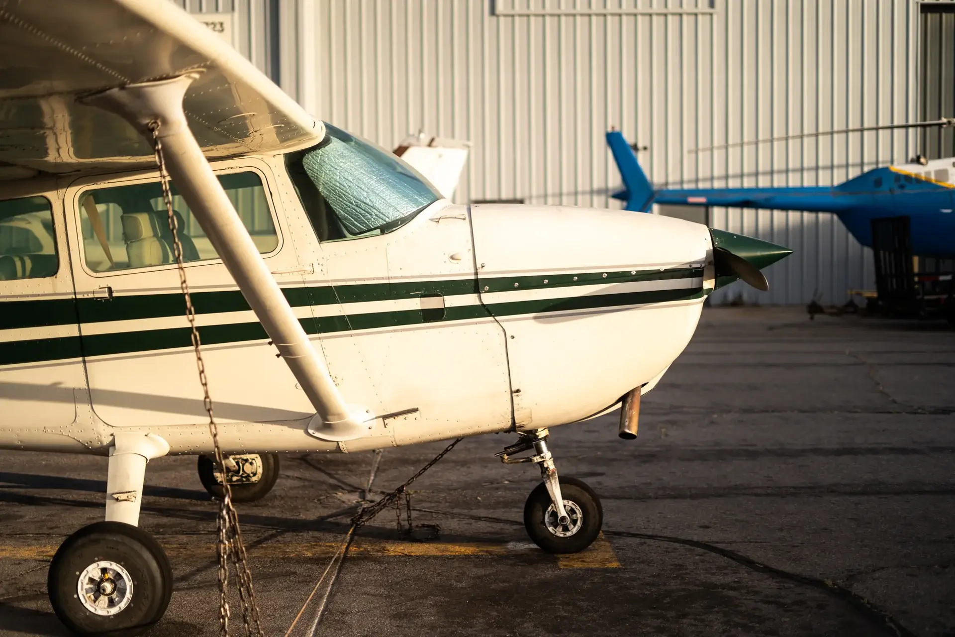 Side profile of a Cessna 172N